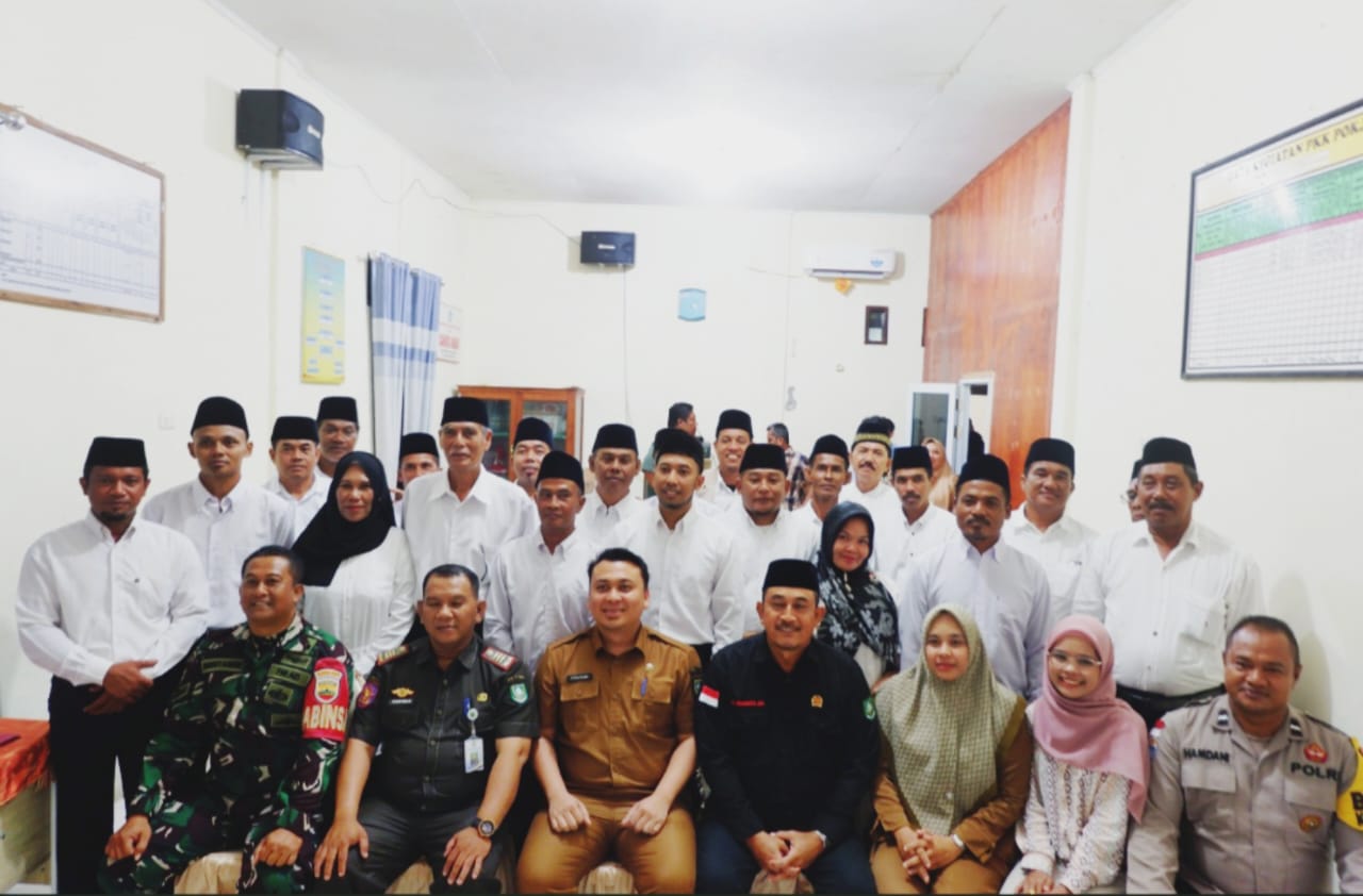 Pengukuhan Ketua RT dan Ketua RW Sekaligus Penyerahan Cinderamata Kepada Ketua RT dan RW Yang Telah Purna Tugas